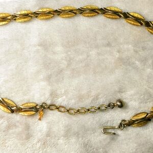 TRIFARI Necklace / Choker Vintage 1950's Goldtone Leaf Brushed and Shiny